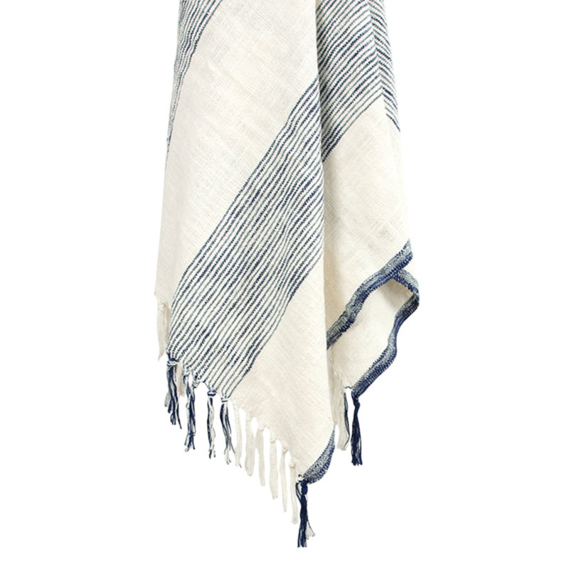 Jeté rayé en coton bleu et ivoire 50 po x 60 po avec franges