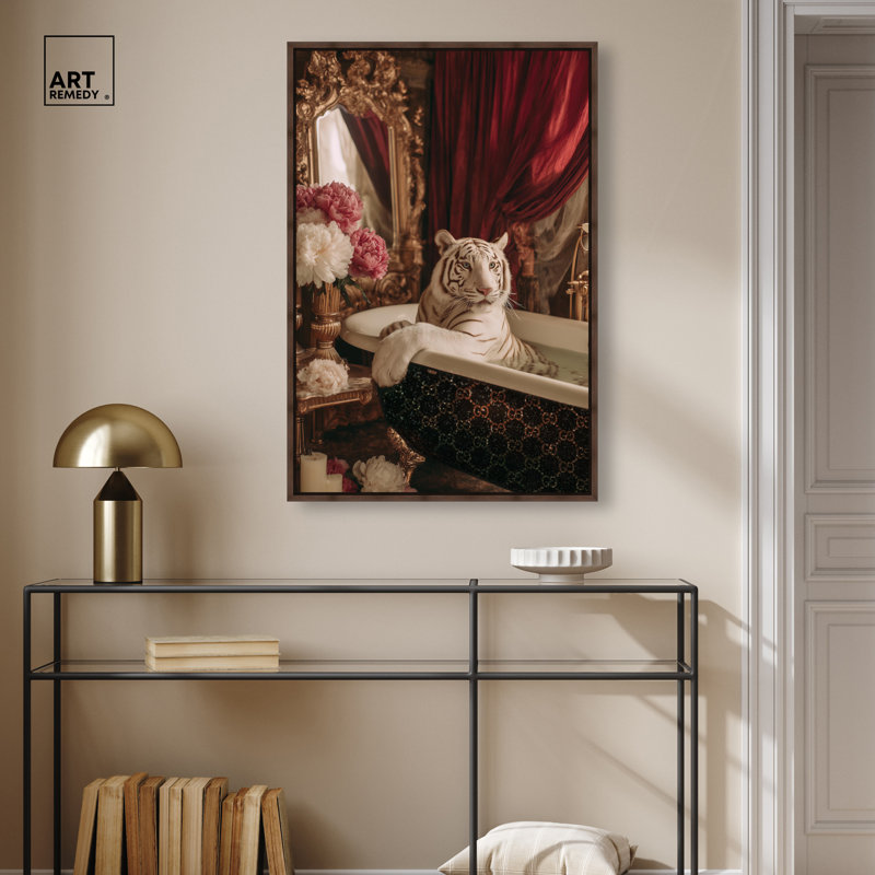 «Elegant Sparkling Bath Tiger Glam», reproduction d'art sur toile encadrée par Art Remedy, cadre en noyer, 24 x 36