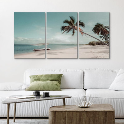 Plage tropicale avec palmiers, paysage côtier serein, photographie, réalisme, décor panoramique