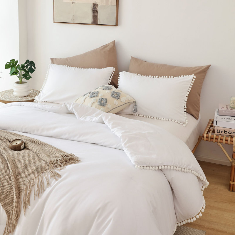 Ensemble d'édredon toutes saisons 3 pièces Superfiber Bohemian Pom, Blanc, Courtepointe grand lit + 2 taies d'oreiller standa