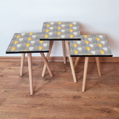 Tables gigognes modernes (3 pièces), gris, blanc et jaune | 100% panneau de fibres à densité moyenne avec pieds en bois de hêtre | Grande table: 13,8 x 20,5 x 13,8 po, moyenne: 13,8 x 18,5 x 13,8 po, plus petite: 13,8 x 16,5 x 13,8 po | Conception géométrique scandinave pour des espaces de vie élégants