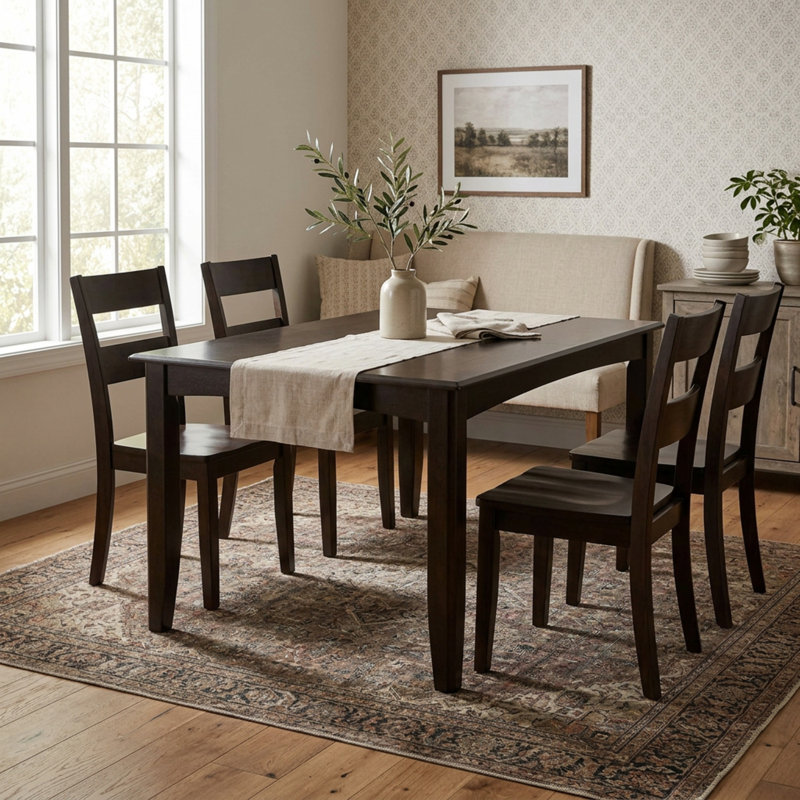 Ensemble de salle à manger avec table carrée en bois massif couleur cappuccino foncé, rallonge de 45 cm avec rangement intégré et 8 chaises à dossier échelle.