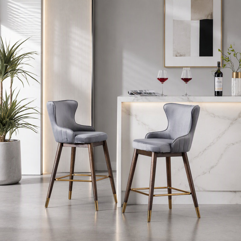 Ensemble de 2 tabourets de bar modernes à dossier enveloppant, hauteur du comptoir, avec embouts de pieds dorés ; chaises de cuisine rembourrées de style milieu du siècle, 66 cm, avec pieds en bois de noyer.