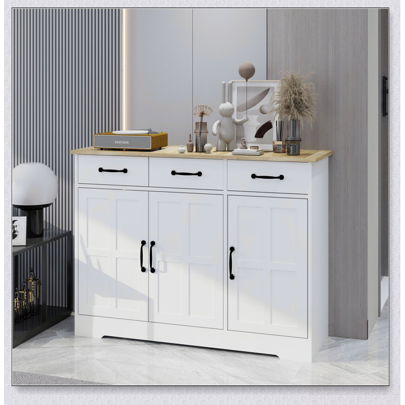 Buffet Farmhouse avec 3 tiroirs et 3 portes, combinant charme rustique et rangement spacieux pour une utilisation polyvalente à la maison