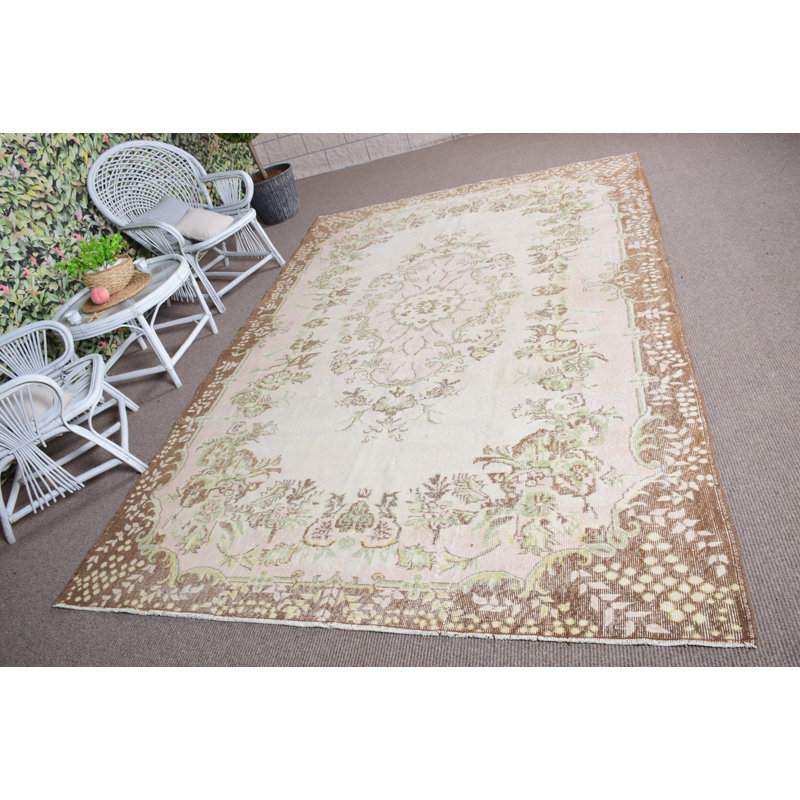 Tapis turc antique Oushak avec un élégant motif floral bohémien pour un décor de salon élégant