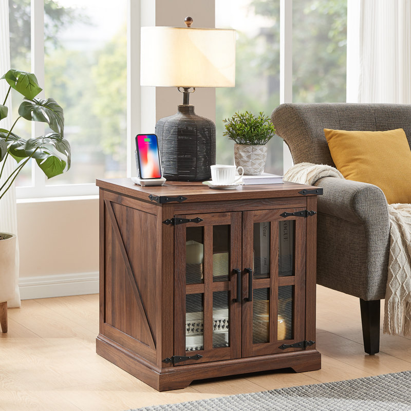 Table de bout carrée l 24 po avec station de charge et porte de grange en verre Keyaun, tablette de rangement réglable, Brun