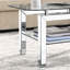 Table basse en verre trempé de 51 cm de profondeur x 102 cm de largeur x 46 cm de hauteur, avec pieds miroir et structure stable en acier inoxydable.