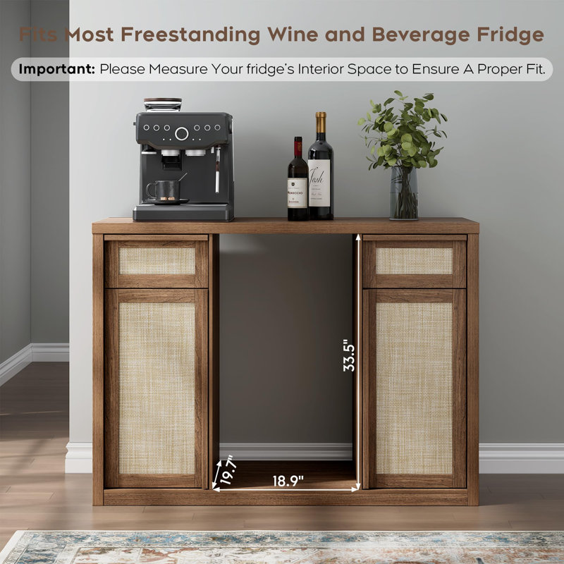 Armoire-bar 50,4 po en rotin avec mini-réfrigérateur, rangement pour le vin et station de chargement, Brown