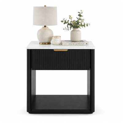 Table de chevet moderne cannelée avec 1 tiroir et tablette de rangement ouverte, table de bout avec plateau en faux marbre et poignée en aluminium doré, table de chevet à cadre en bois pour la chambre à coucher