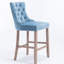 Tabourets de bar contemporains rembourrés en velours avec décoration capitonnée à boutons et pieds en bois, garniture cloutée en chrome, chaises de bar de style loisir, tabourets de bar, ensemble de 2 (bleu clair), SW2002LB-243002229