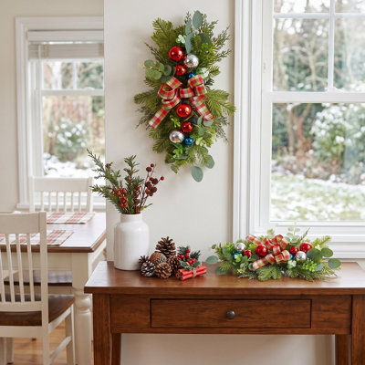 Lot de 2 guirlandes de Noël artificielles en forme de larme de 48 cm (18,9 pouces), guirlande hivernale suspendue en pin avec nœud à carreaux, boules décoratives et feuilles d'eucalyptus pour la décoration de porte d'entrée pendant les fêtes.