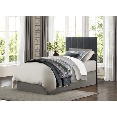 Tête de lit simple pour chambre à coucher avec rembourrage en tissu gris, ornement à canal vertical et bois d'ingénierie en tissu, rembourré pour un look confortable