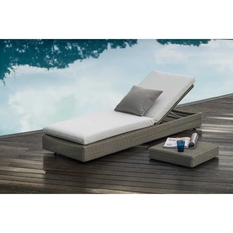 SUNSTRIPE Outdoor Chaise Lounge