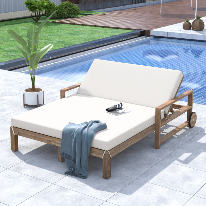 Charmante chaise longue d'extérieur en bois pour des moments de détente et des rassemblements sociaux