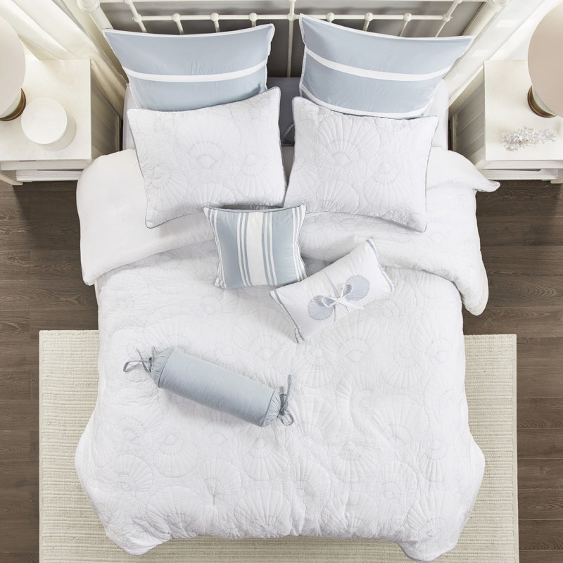 Édredon blanc très grand avec bleu pour un décor simple et classique