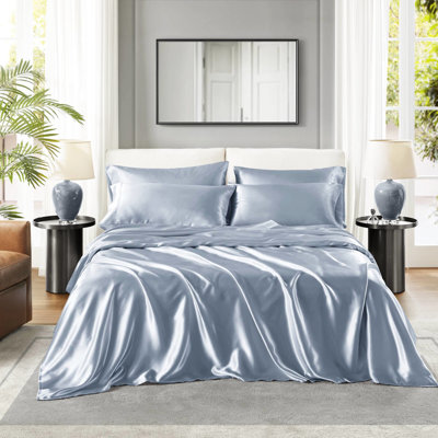 Draps de luxe en satin simple - Rides - Joie. Convient aux matelas de 16 po. Contient 1 drap plat, 4 taies d'oreiller ajustées et ajustées. Bonheur soyeux.. Literie bleue plissée. Jusqu'à l'ajustement du matelas. Consiste en texture.