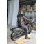 Statue de motocycliste en bronze grandeur nature Nifao - Sculpture en bronze fabriquée à la main à pleine échelle d'un homme chevauchant un garage rétro classique pour garages de moto, ou présentoirs d'extérieur 94 po x 50 po x H 72 po