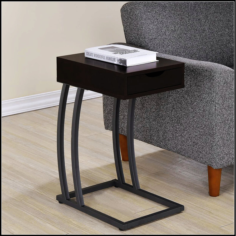 Table d'appoint cappuccino et bronze industriel avec charge et rangement intégrés, parfaite pour les espaces de vie modernes.