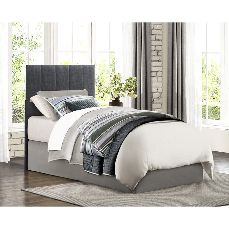 Tête de lit simple pour chambre à coucher avec rembourrage en tissu gris, ornementation à rainures verticales et structure en bois d'ingénierie en tissu, rembourrée pour un style moderne