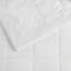 Couverture en duvet synthétique blanc-119424612