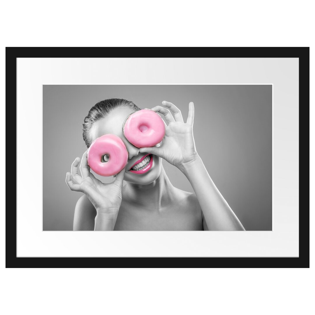 Gerahmtes Poster Frau mit Donut Augen