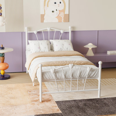 Base de lit plateforme simple en métal avec tête et pied de lit en forme de cœur - Base de lit en acier robuste de 600 lb avec rangement sous le lit de 11,5 po, lattes silencieuses, aucun sommier requis, assemblage facile