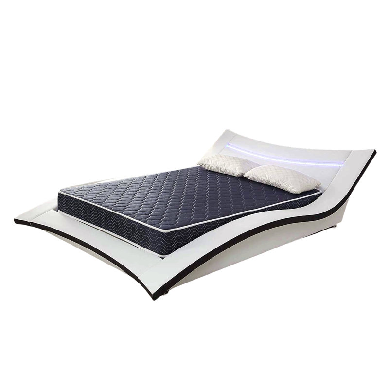 Matelas en mousse haute densité imperméable de 6 pouces avec tissu respirant matelassé à losanges bleu marine. La courtepointe assure à la fois style et circulation d'air pour un sommeil frais