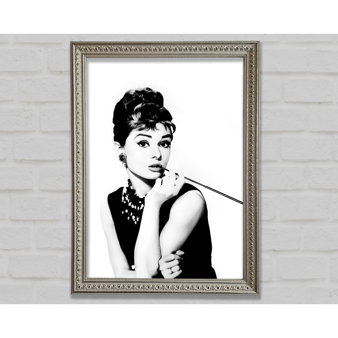 Audrey Hepburn Cigarette - Einzelner Bilderrahmen Kunstdrucke