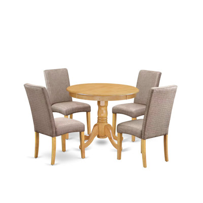 Cet ensemble de salle à manger 5 pièces comprend une table de cuisine ronde avec piédestal et 4 chaises Parson rembourrées en tissu kaki foncé, 36 x 36 pouces, chêne