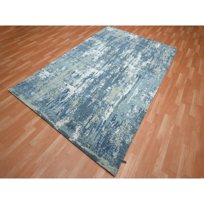 Tapis oriental noué à la main bleu foncé 6 pi x 9 pi 2 po, motif abstrait, tissage plus dense, velours à poils longs et courts