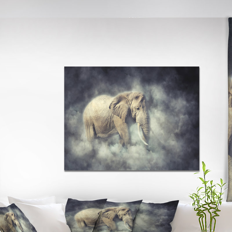Éléphant dans un parc national du Kenya, Afrique - impression sur toile tendue, H 30 po x l 40 po x P 1,5 po