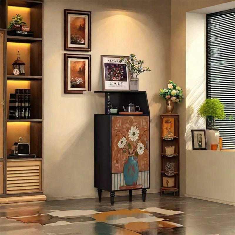 Armoire décorative en noyer avec poignées en métal