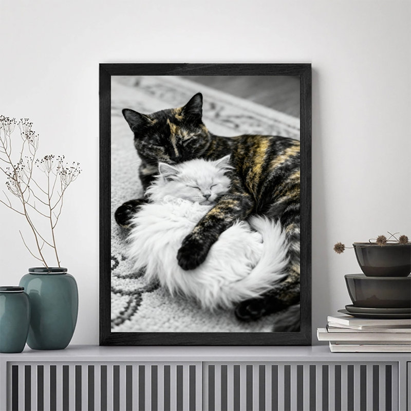 Reproduction d'art encadré noir avec chats rétro blottis ensemble dans une ambiance chaleureuse, H 25 po x l 17 po