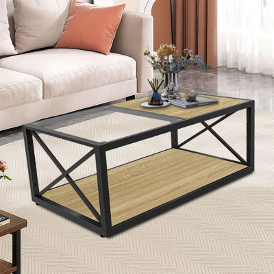 Table basse rectangulaire de style industriel avec structure en métal, plateau en demi-verre et composite de grain de bois, tablette de rangement inférieure.