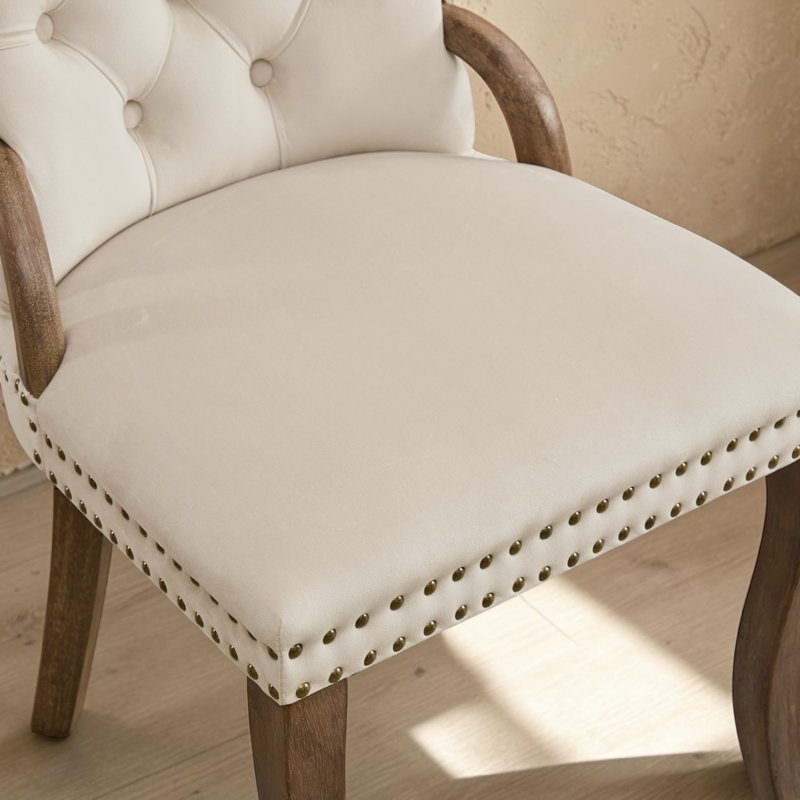 Chaises de salle à manger et fauteuils capitonnés en velours, avec poignées en bois et garniture cloutée., Beige