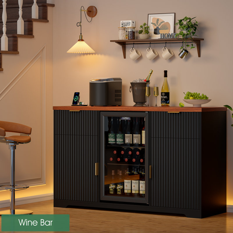 Armoire-bar à vin de 55 po avec station de charge, support à vin et réfrigérateur, buffet cannelé avec tiroirs pour la cuisine, la salle à manger et le salon