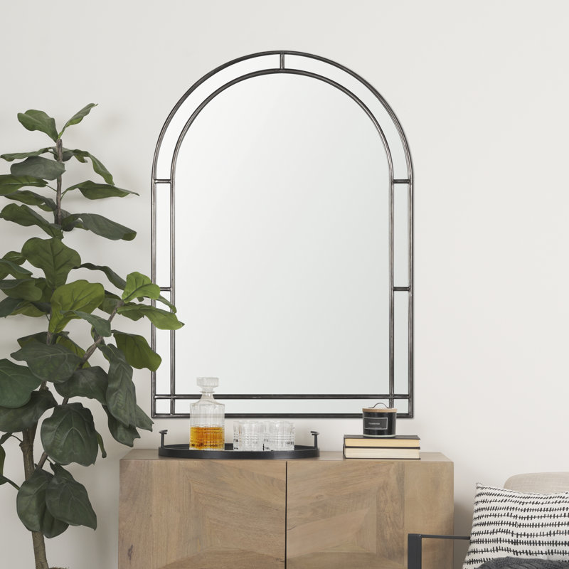 Miroir sophistiqué à double arche avec cadre en métal au fini noir brossé saisissant.