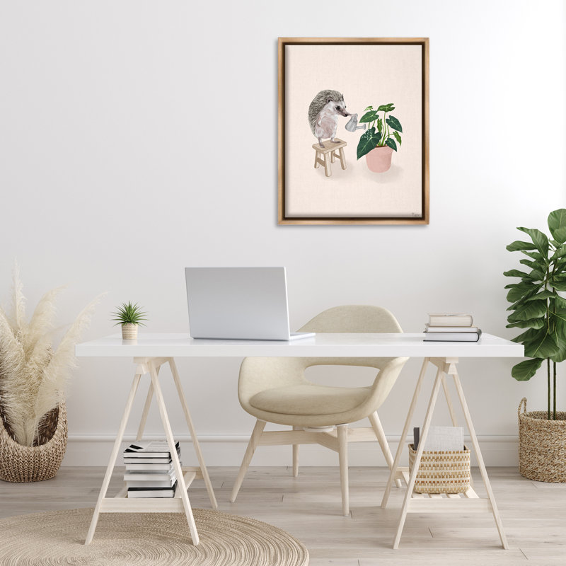 «Hedgehog Watering Plant», art mural sur toile flottante par Tara Royle, H 31 po x l 25 po, Cadre flottant orme Montalcino
