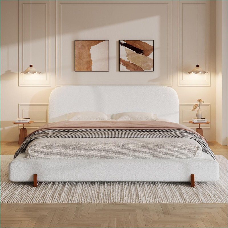 Structure de lit tapissier très grand californien, style moderne et élégant avec pieds en bois d'hévéa massif, revêtement en tissu blanc classique pour la chambre à coucher