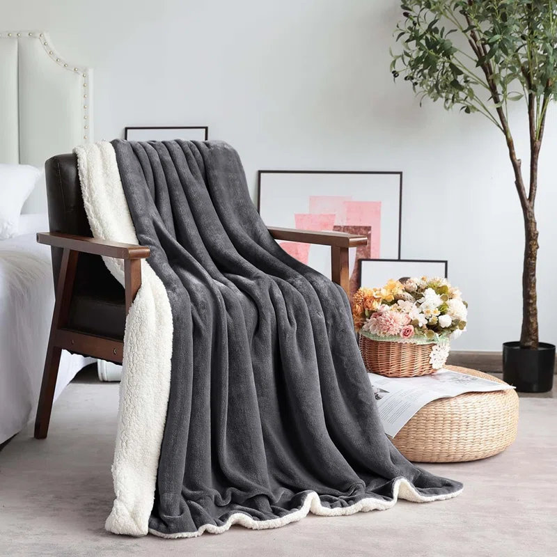 Jeté réversible en molleton Sherpa Plush - Couverture douce et chaude pour lit et canapé, Gris, Très grand (90 po x 108 po)