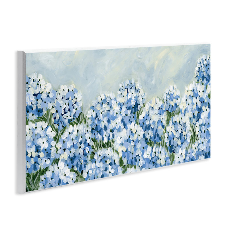  «Blue Hydrangea Meadow», art mural sur papier peint par Yvette St. Amant