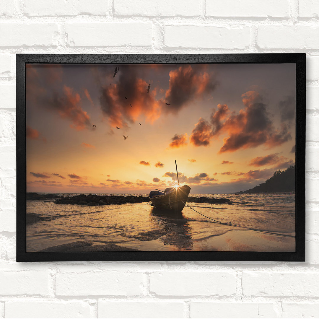 Gerahmter Fotodruck Sunset Finishing Boat On The Beach