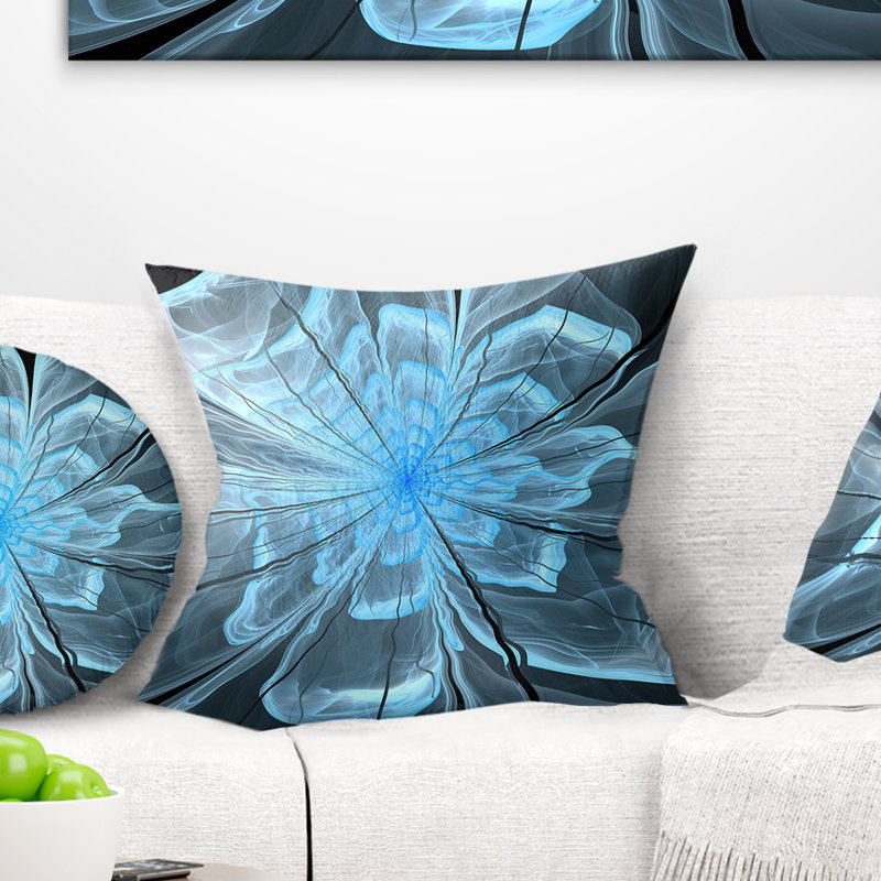 Fleur bleu clair avec de grands pétales - coussin à imprimé floral, 16 po x 1 po, Coussin décoratif