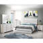 Table de chevet Coastal White à 2 tiroirs avec poignées bronze foncé mat, design rectangulaire élégant pour le rangement dans la chambre, 59,7 cm de hauteur x 55,5 cm de large x 41,6 cm de profondeur.