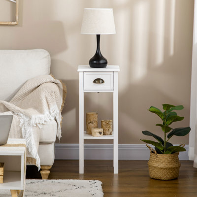Table d'appoint blanche 2 tiroirs avec tiroir. Fournit un espace de rangement pour les magazines, les photos. Élégante chambre de bout, salon. Fabriqué à partir d'une étable. Mécanisme de surmatelas équipé. Base surélevée évitant l'eau