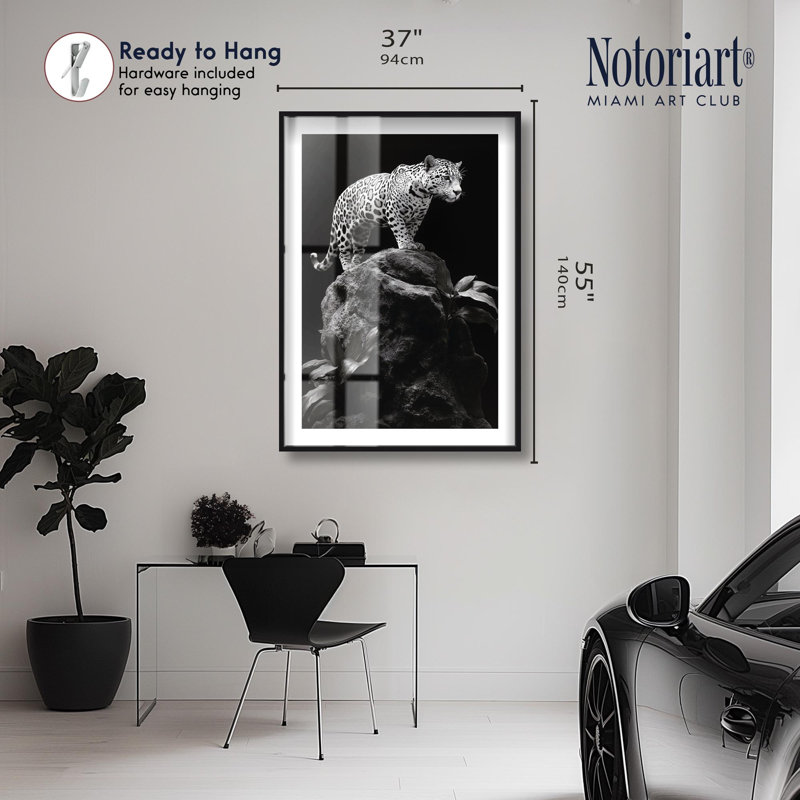 «Phantom Feline I Shadowbox» par Notoriart, H 55 po x l 37 po, Noir