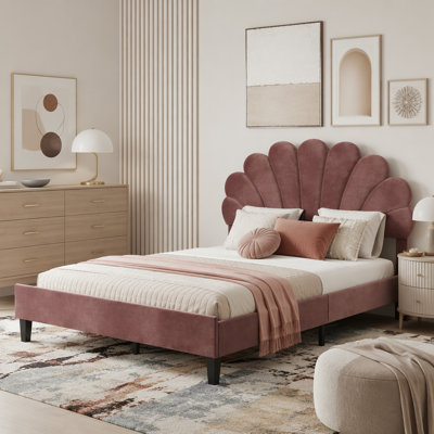 Upholstered daybed with Pop Up Trundle
