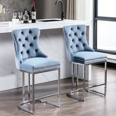 Paquet de 2 tabourets de bar à hauteur de comptoir 26 po, velours bleu avec dossier à boutons et garniture de rivets, base en métal chromé pour cuisine