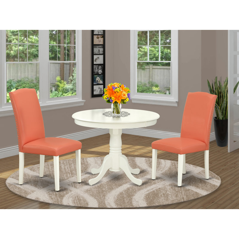 L'ensemble de salle à manger 3 pièces comprend une table de cuisine ronde avec piédestal et 2 chaises de salle à manger Parson en simili cuir rose flamant, blanc lin
