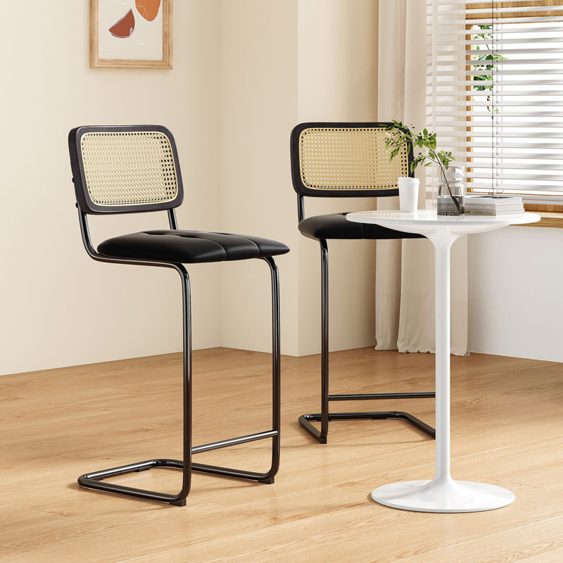 Ensemble de 2 tabourets de bar élégants à hauteur de comptoir, revêtus de cuir polyuréthane avec dossier en rotin, parfaits pour les îlots de cuisine et les décors modernes
